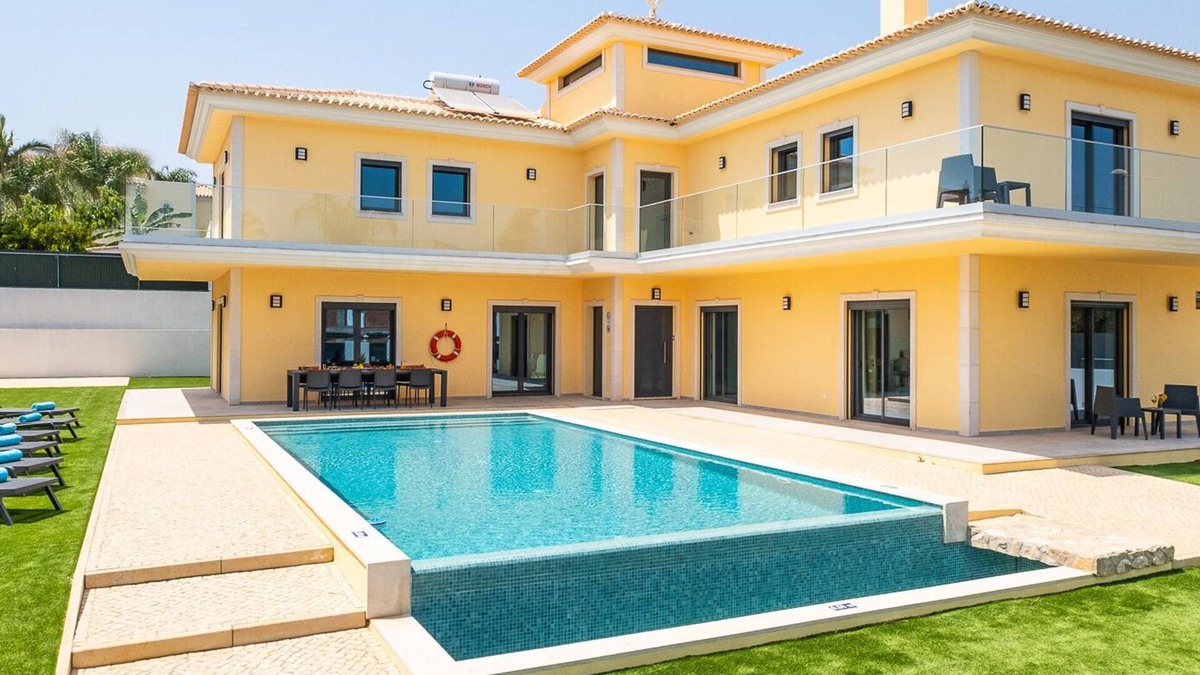 Montechoro Villa | Villa w/heatable pool & BBQ in Albufeira