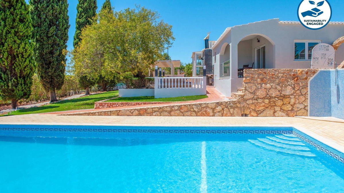 Lagoa e Carvoeiro Villa | Villa w/pool, jacuzzi, garden & BBQ in Lagoa