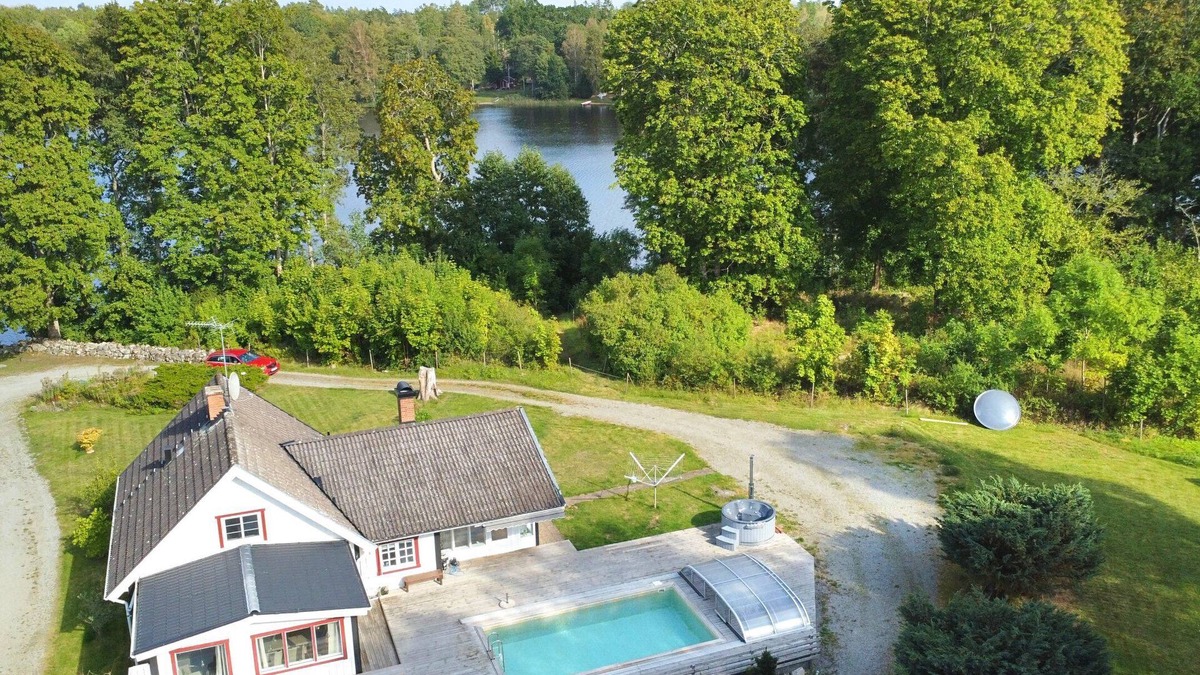 Vissefjaerda House | Villa Waldsee - Holiday home by the lake in Småland with pool, hot tub & sauna