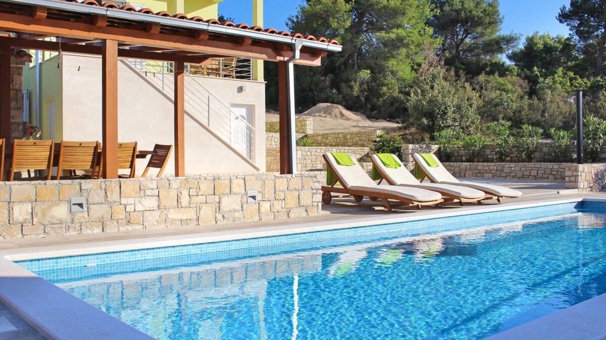 Necujam Villa | Villa Walto - Six Bedroom Villa, Sleeps 12