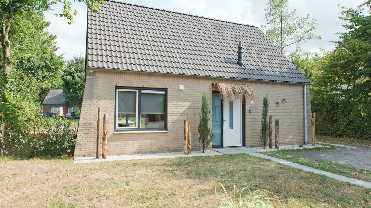 Hoeven House | Villa Wellness Retreat 2: Cozy house with SAUNA & JACUZZI, near the woods!