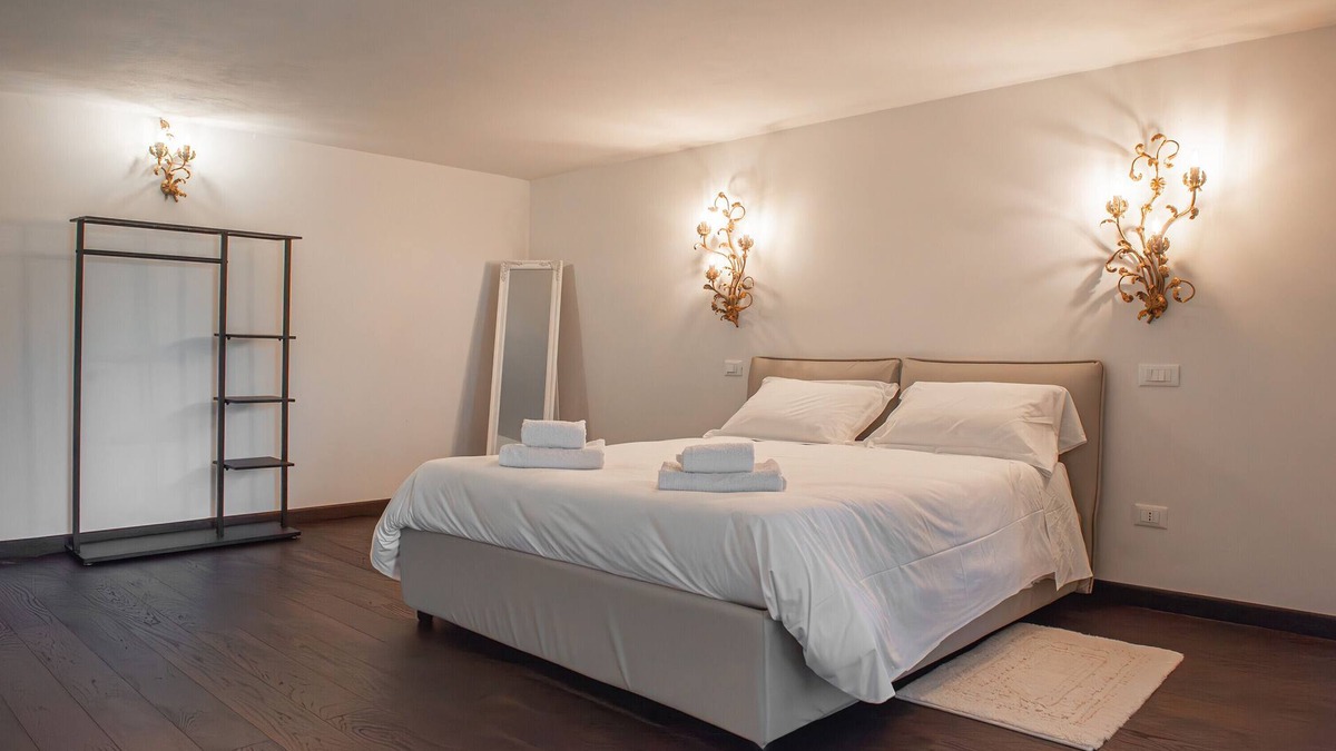 Corciano Villa | Villa 'Wellness Spa' with Lake View, Private Garden and Wi-Fi
