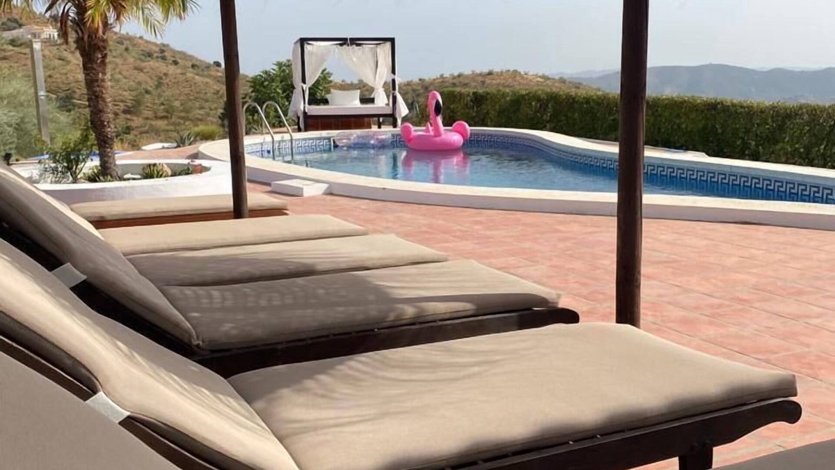 Canillas de Aceituno Villa | Villa with swimming pool, near the sea, for 8 people, fully equipped