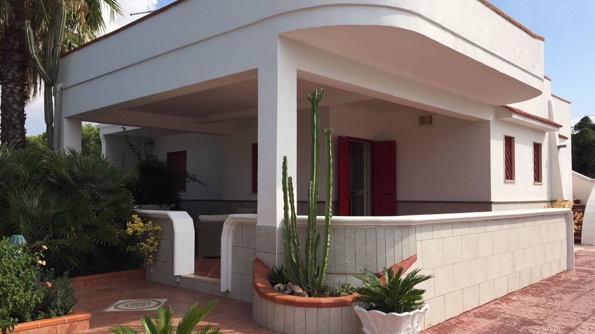 Maruggio House | Villa with large garden a few steps from the sea