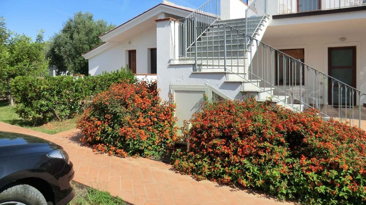 Torre di Bari Apartment | Villa with a large luxury apartment situated at a short walk from Torre di Bari.