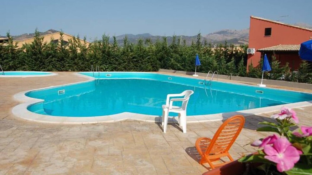 Piana Calzata Villa | Villa with condominium pool a stone's throw from the sea