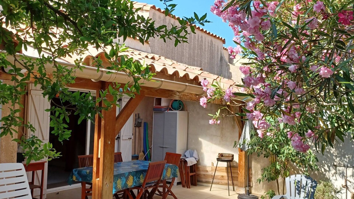 Gruissan Villa | Villa with covered terrace and garden.