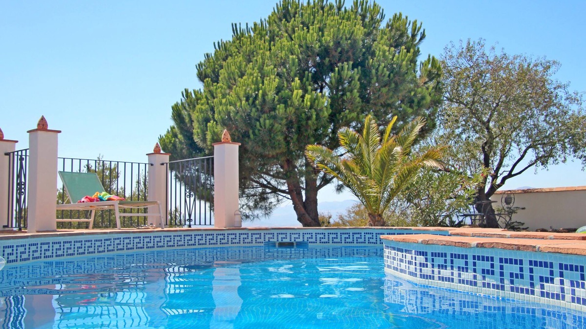 Canillas de Aceituno Villa | Villa with pool 2 bedrooms, 2 baths, views, airco, free WiFi