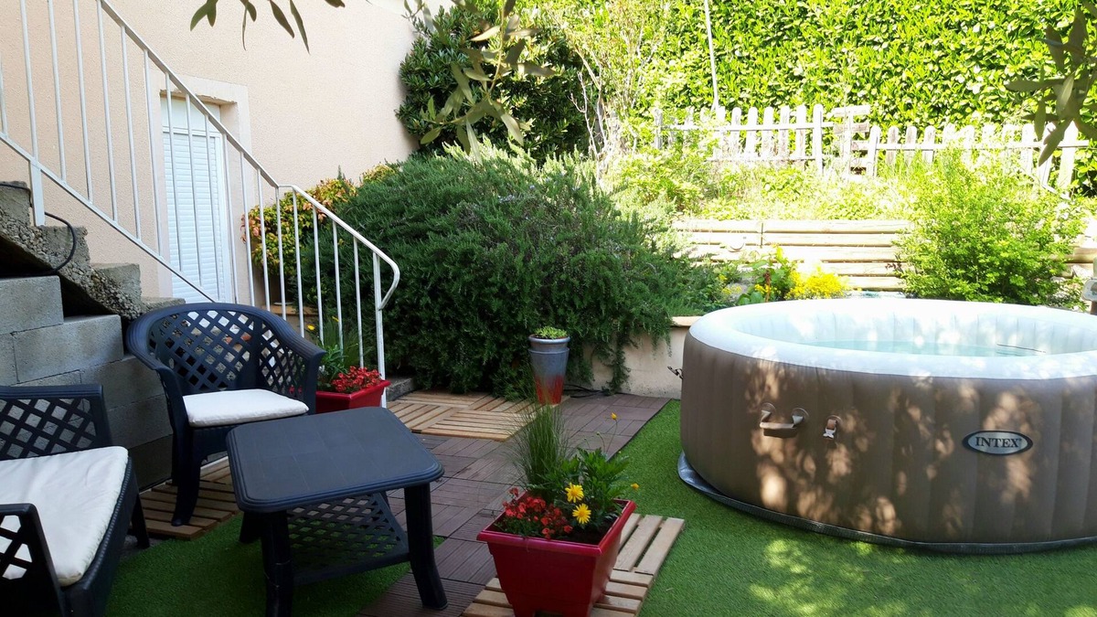 Cahors House | Villa with garden in residential area
