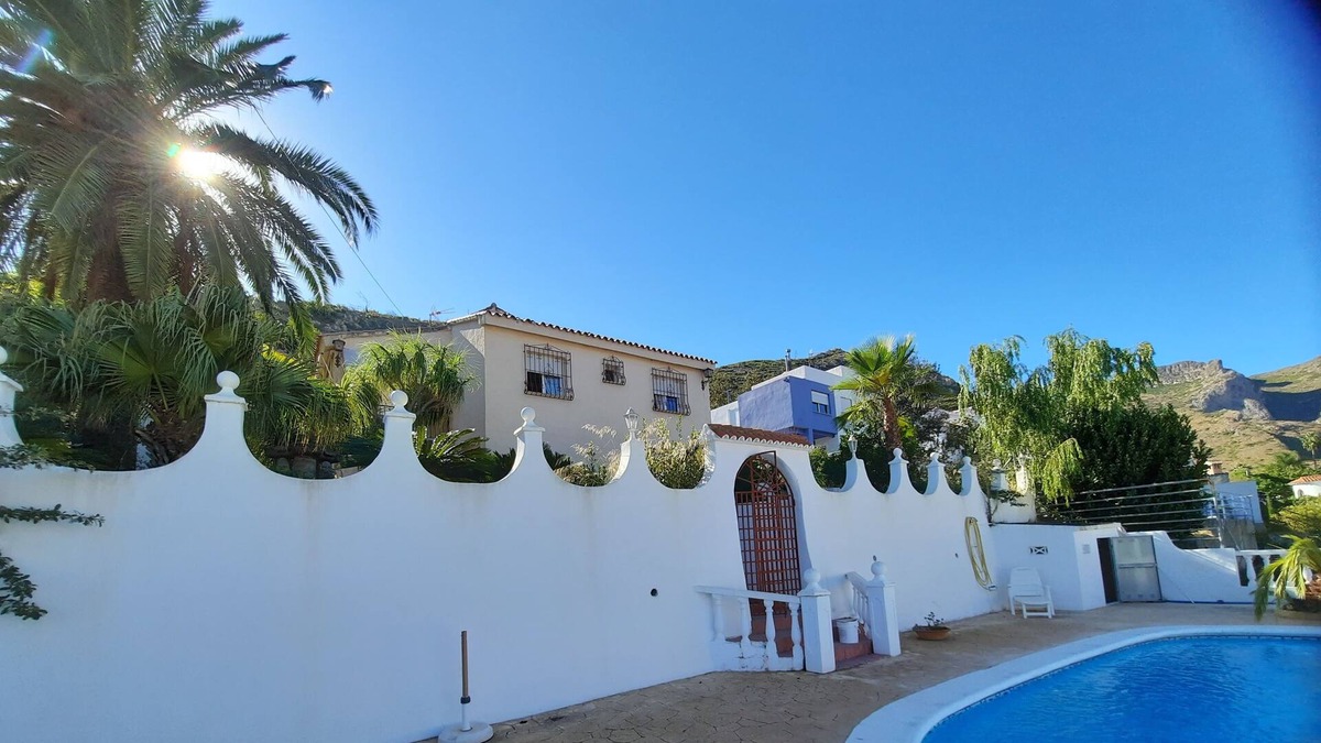 Gandia Villa | Villa with heated pool and a lovely green garden