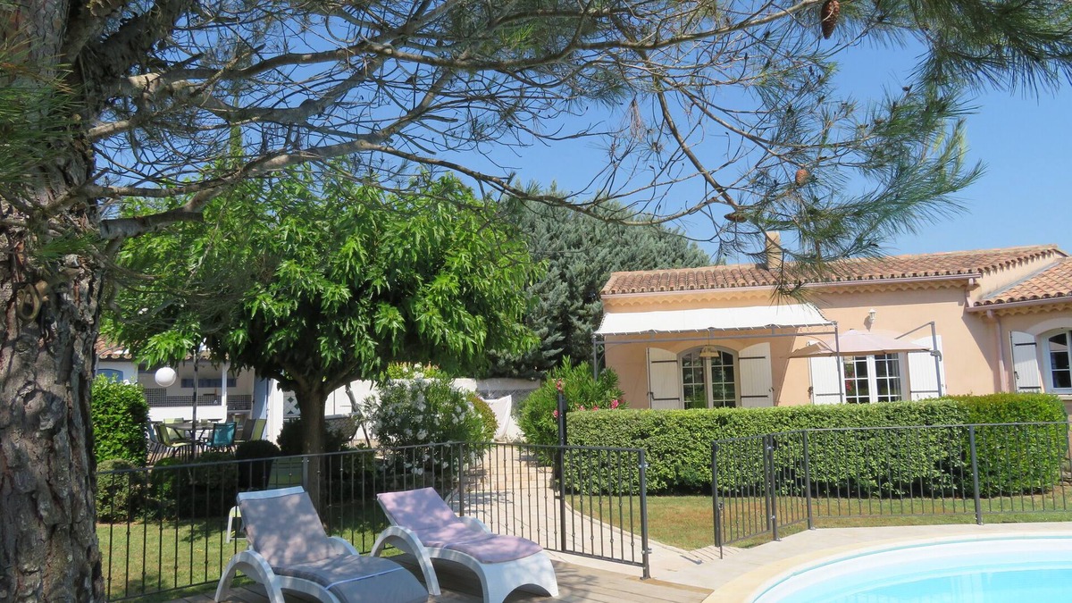 Entrechaux Villa | Villa with large garden, heated pool near Vaison and Mt Ventoux