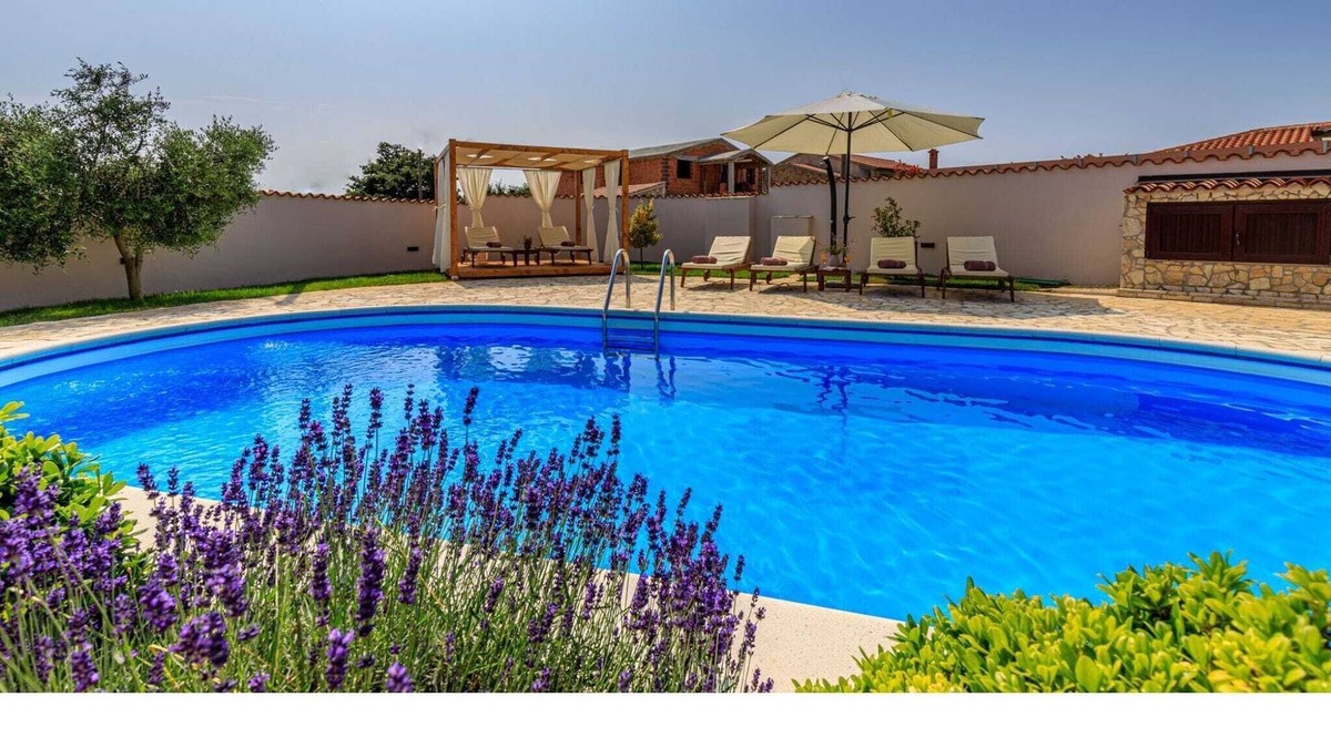 Loborika Cabin | Villa with large garden and pool, ideal for 8 people, only 10 minutes from Pula
