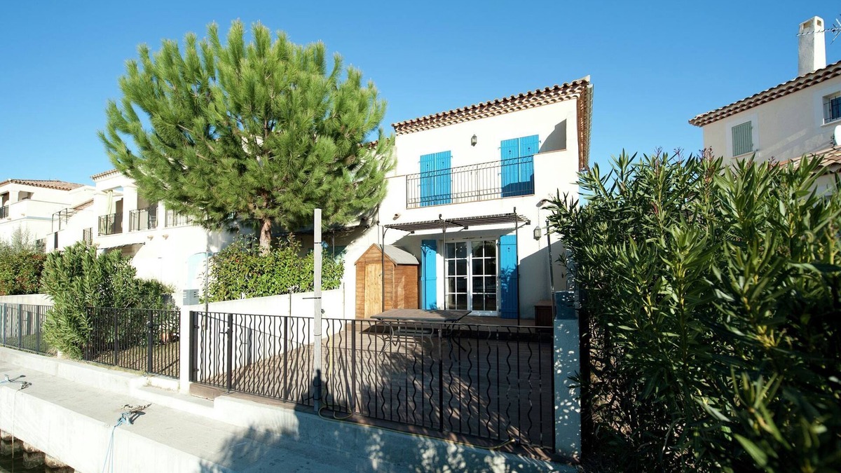 Aigues-Mortes Villa | Villa with Marina View