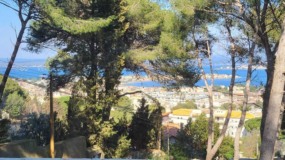 Sete House | Villa with panoramic view on Mont St Clair, with infinity pool