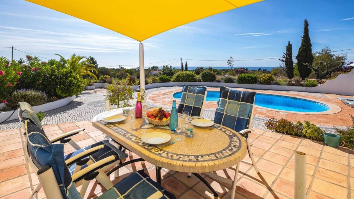 Lagoa e Carvoeiro Villa | Villa with pool and sea view. Quiet location, beach and restaurants nearby.