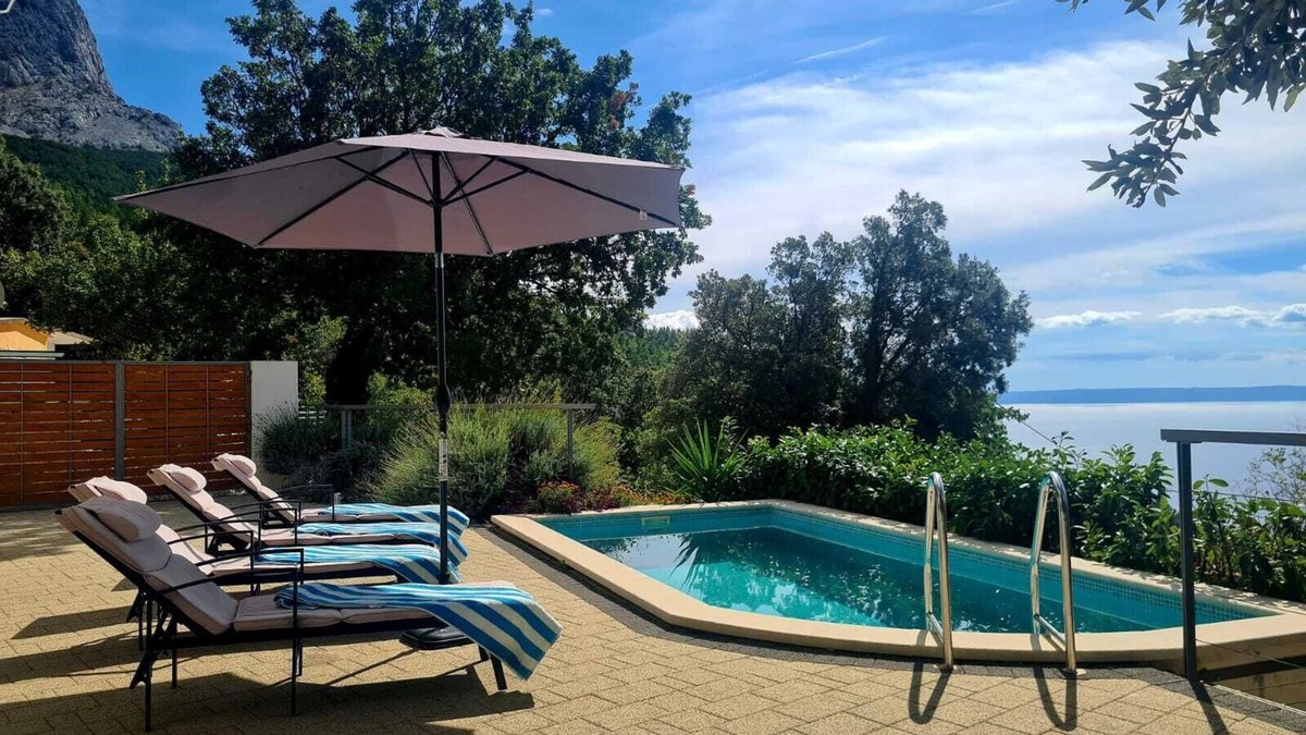 Bast House | Villa with pool, barbecue , patio , quiet location , families welcome
