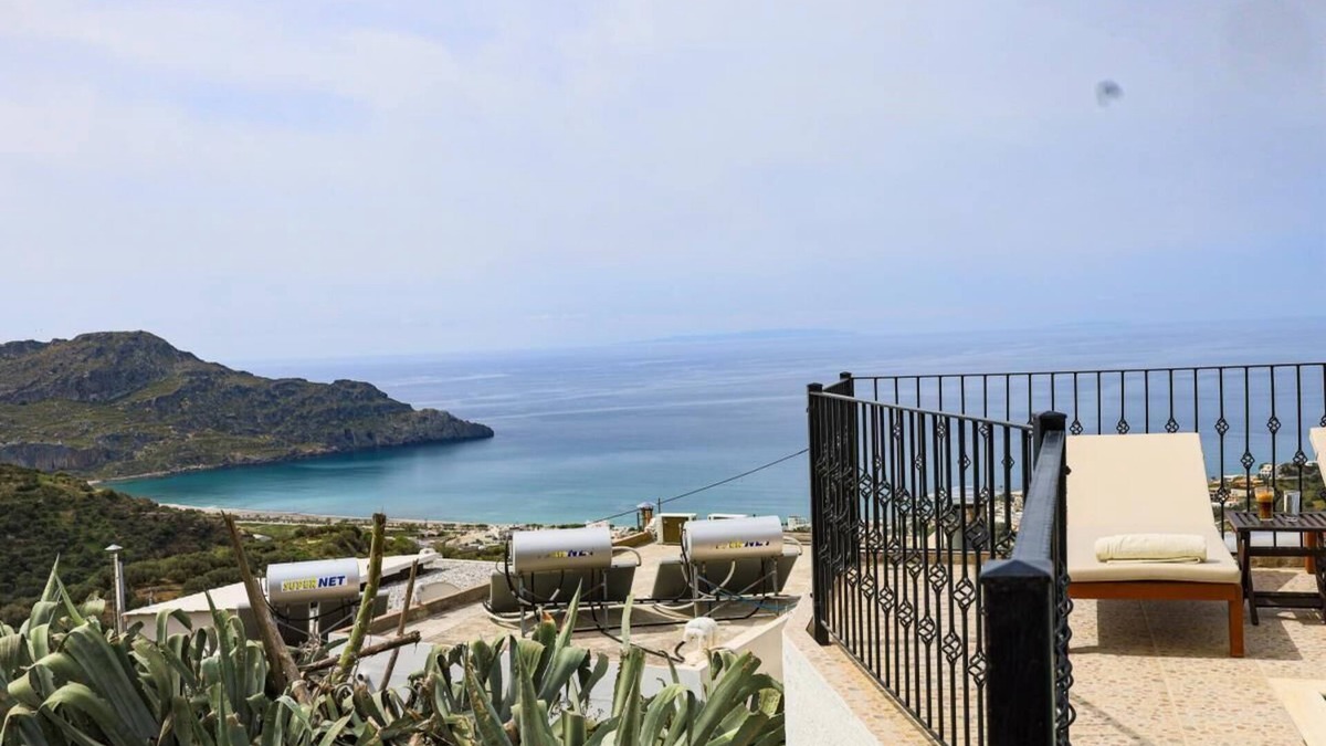 Mirthios House | Villa with pool above the village roofs, for 4 people Wi-Fi, A/C and satellite TV available.