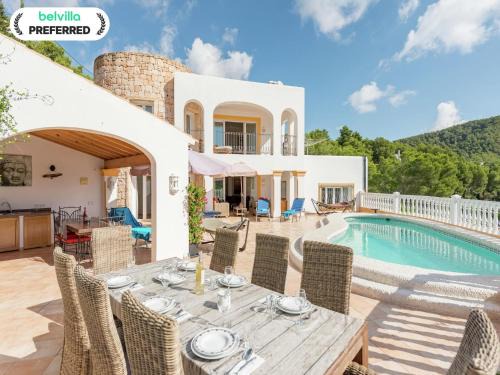 Santa Eulalia del Rio Villa | Villa with pool in Cala Llonga