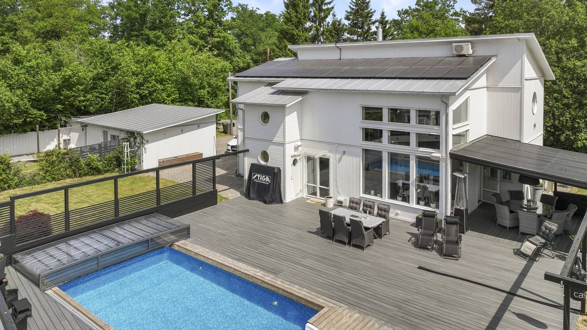 Farsta Villa | Villa with pool near Stockholm city