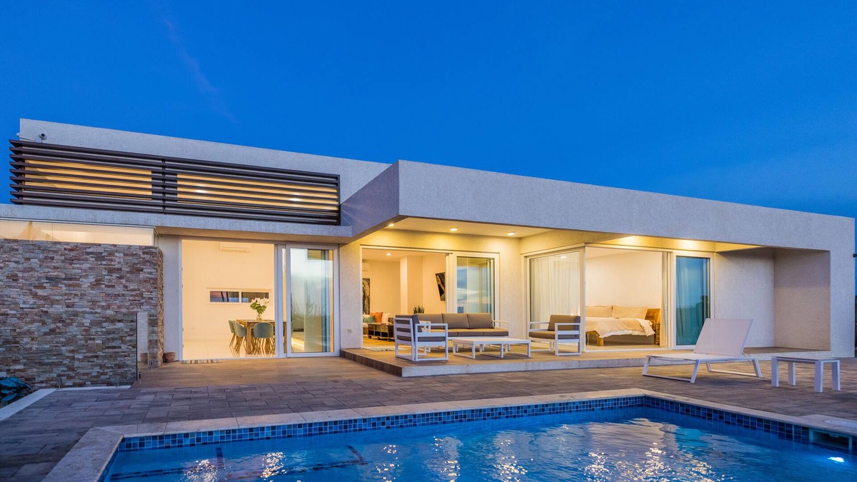 Alto Vista House | Villa with private pool, minutes from Palm Beach!