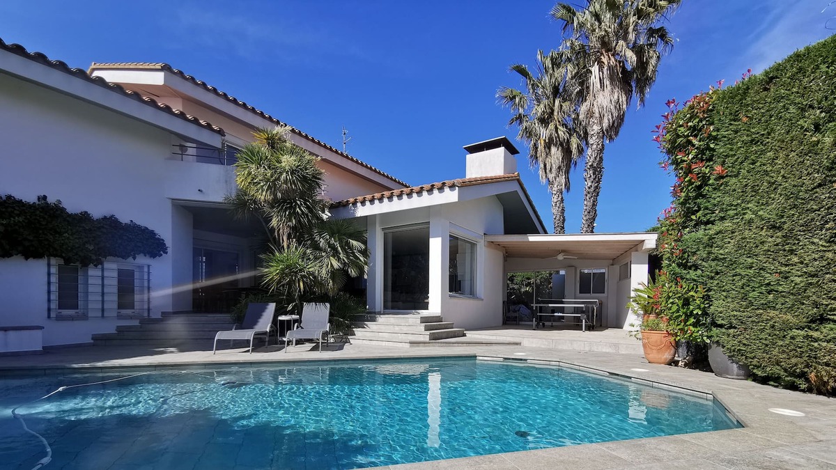 Massilia Villa | Villa with standing/pool, 5-star holiday rental, close to the sea and Spain.