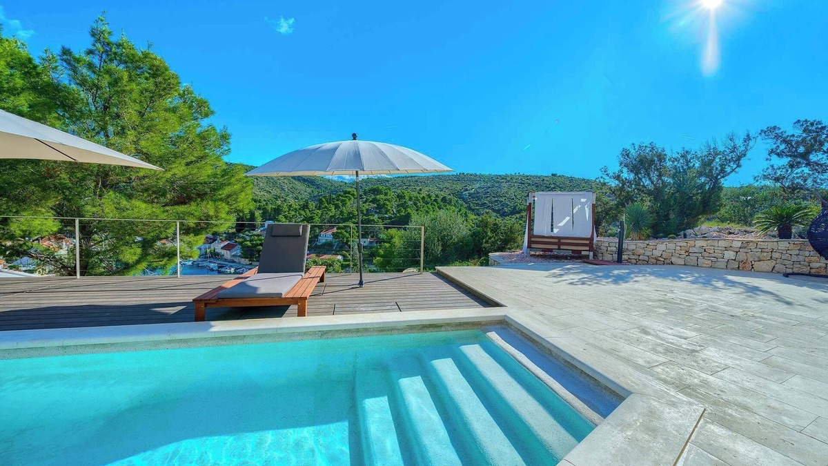 Bobovisca Villa | Villa With Sundeck and Alfresco Dining