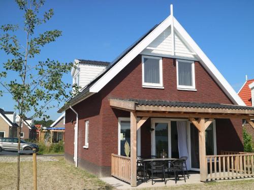 Municipality of Nissewaard House | Villa with swimming and fishing pier