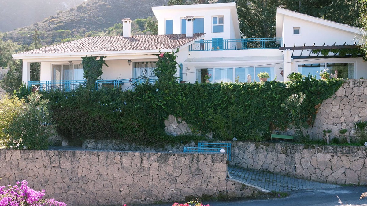 Karaman Villa | Villa with wonderful garden and private pool in Karmi