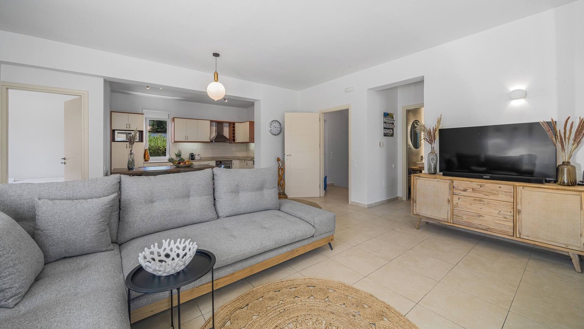 Sissi Villa | Villa Yiayia: Relaxing by the sea (Heated pool)