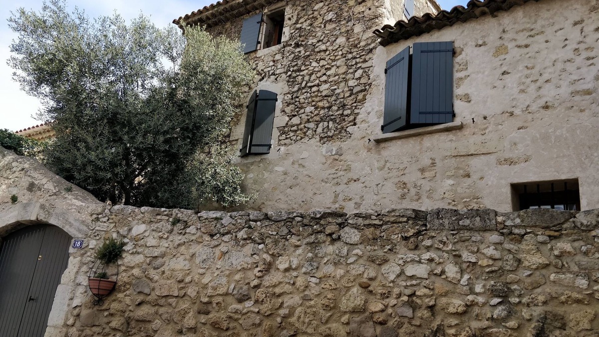 Saint-Mitre-les-Remparts House | Village house in stone