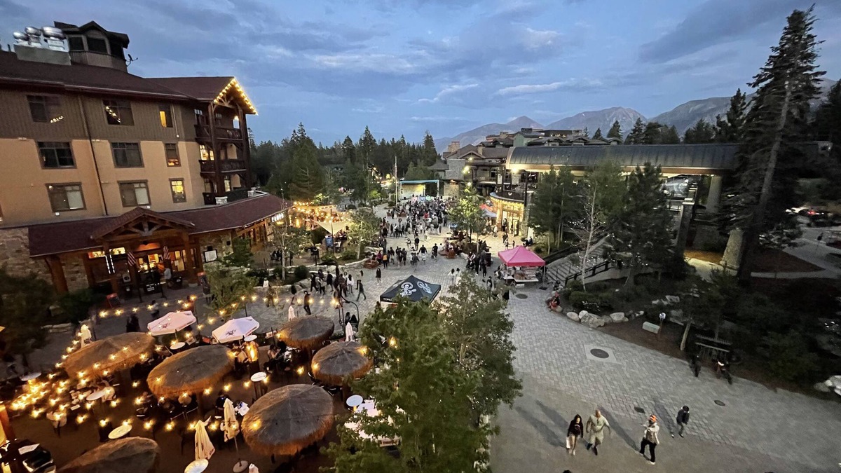 Mammoth Lakes Resort | Village Center Stage Premium 3Bedroom - 3Bath Suite - Overlooking Gondola Square