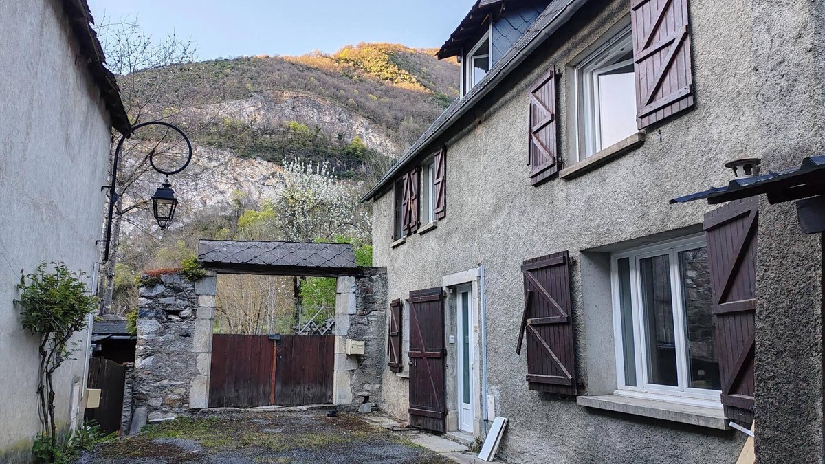 Lez House | Village House in Lez (St Beat-Lez) Midi Pyrenees
