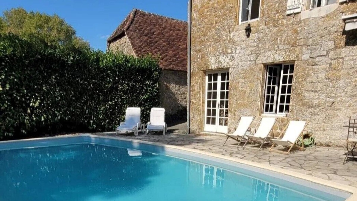Strenquels House | village house with pool