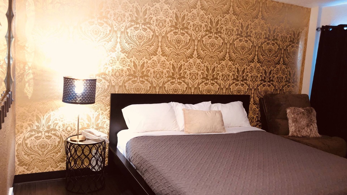 Milwaukee Hotel | Village Inn