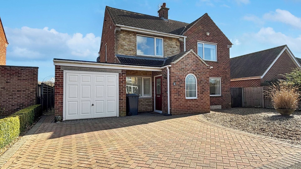 Bottesford House | Village location 4 bed sleeps 7 garden & driveway