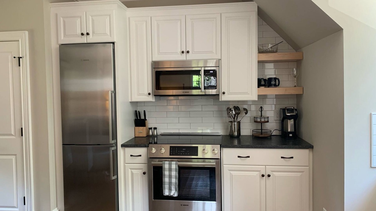 Davidson Apartment | Village Studio -Five minute walk to campus: 12 mins. to town