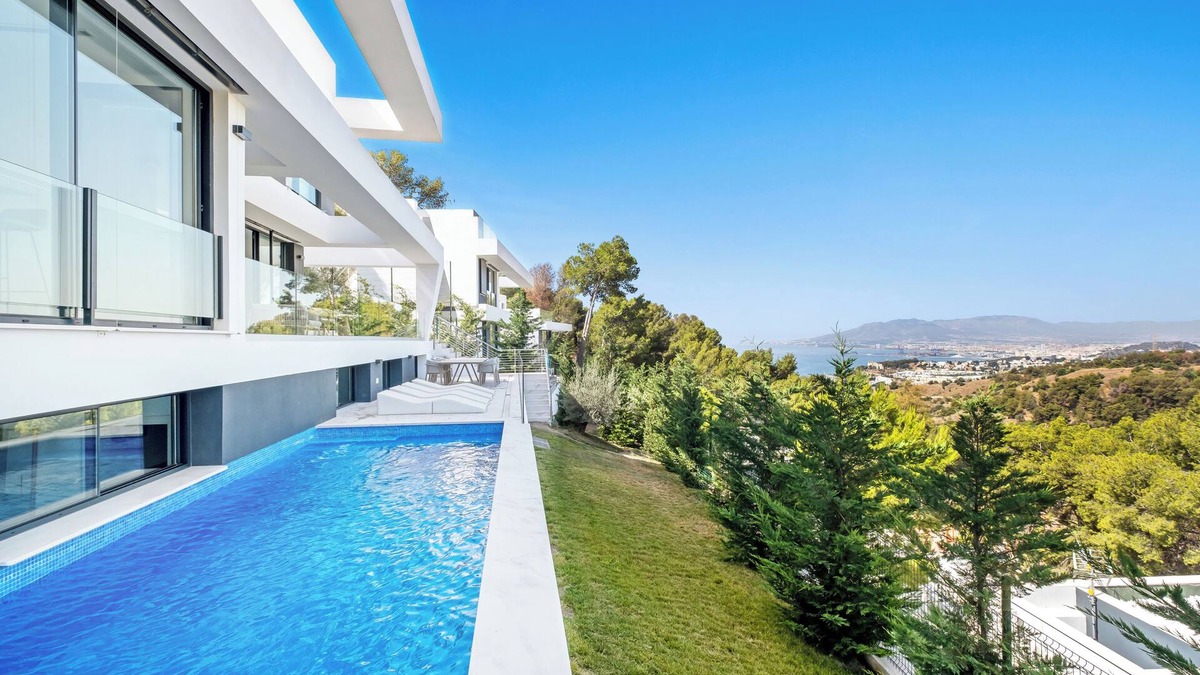 Pinares de San Anton Villa | Villas Pinares de San Antón, Saltwater pool, Sea, City, Mountain Views