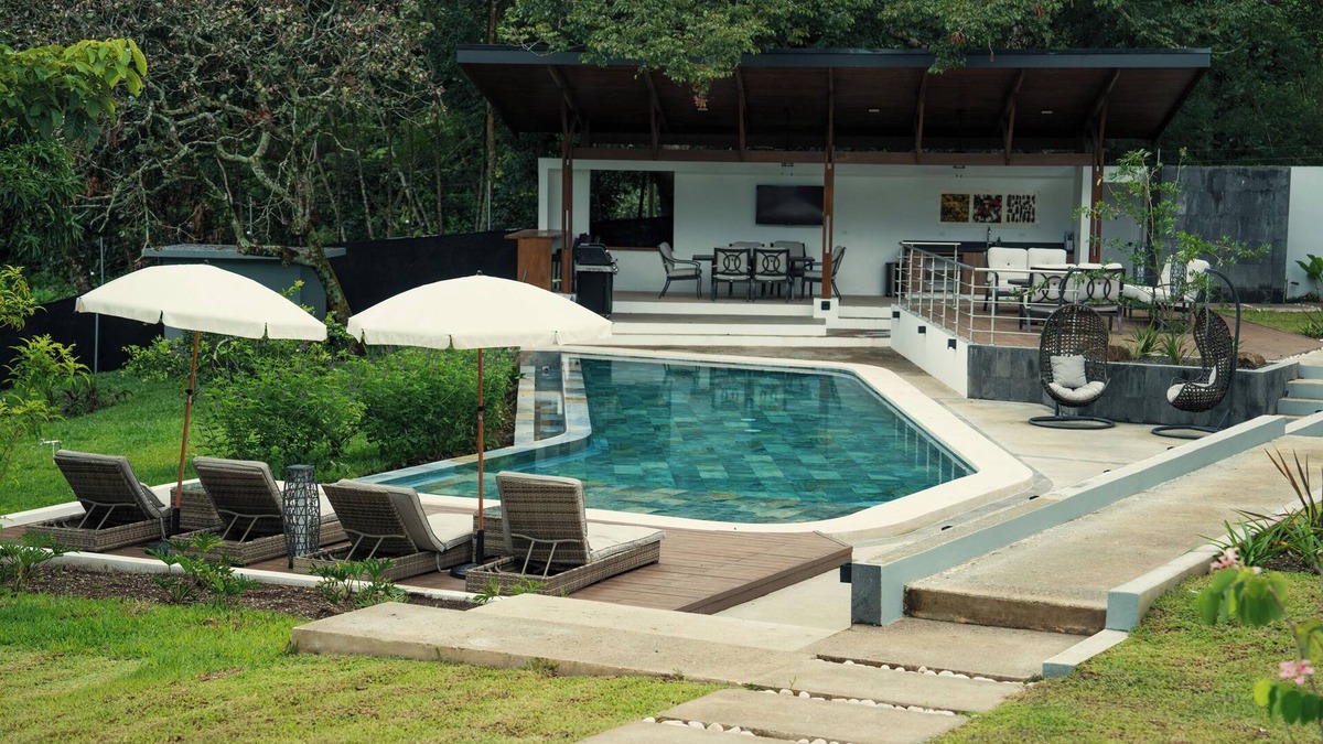 Pan de Azucar Villa | VIllas Turrú 402 fully equipped in Turrucares with shared pool and BBQ area.n