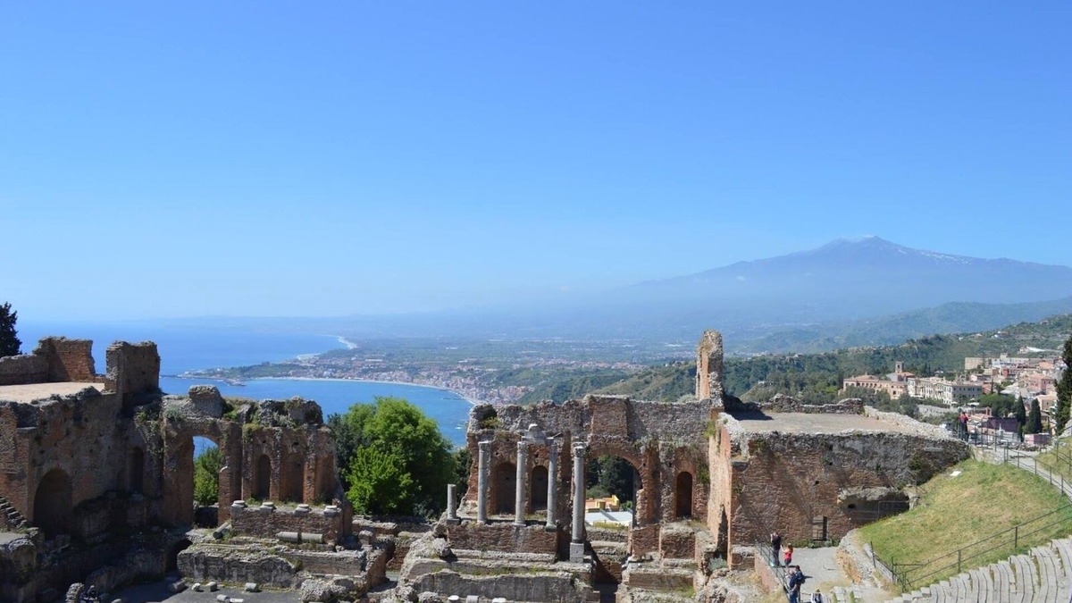 Mazzeo Apartment | Villetta 2 to 6 people, in Taormina, 50 m from the beach. garden and private parking.