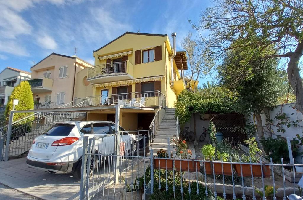 Loreto House | Villetta con giardino e parcheggio coperto