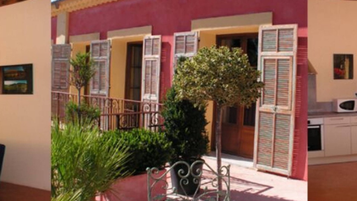 Poilhes Apartment | Vinauberge, Loft Muscat in former wine cellar with terrace next to Canal du Midi