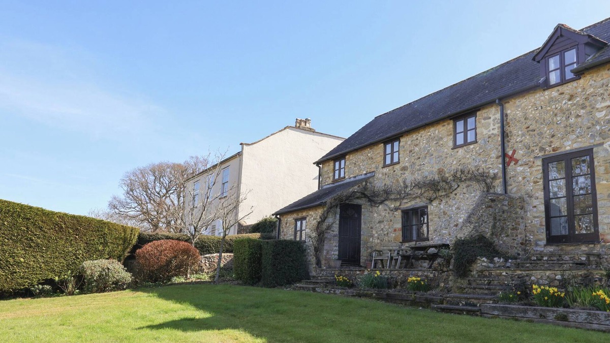 Axminster Cottage | VINE COTTAGE, pet friendly, character holiday cottage in Musbury