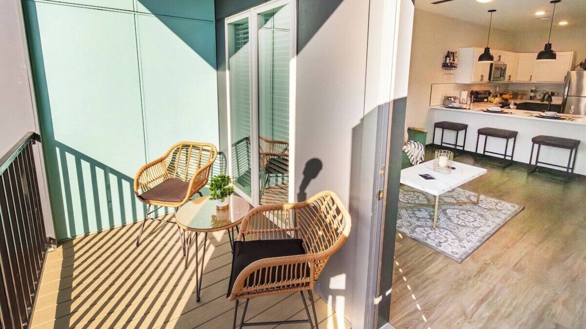 Evansville Apartment | Vine · Downtown Apt w/Rooftop Yoga, W-Fi & Pet Friendly