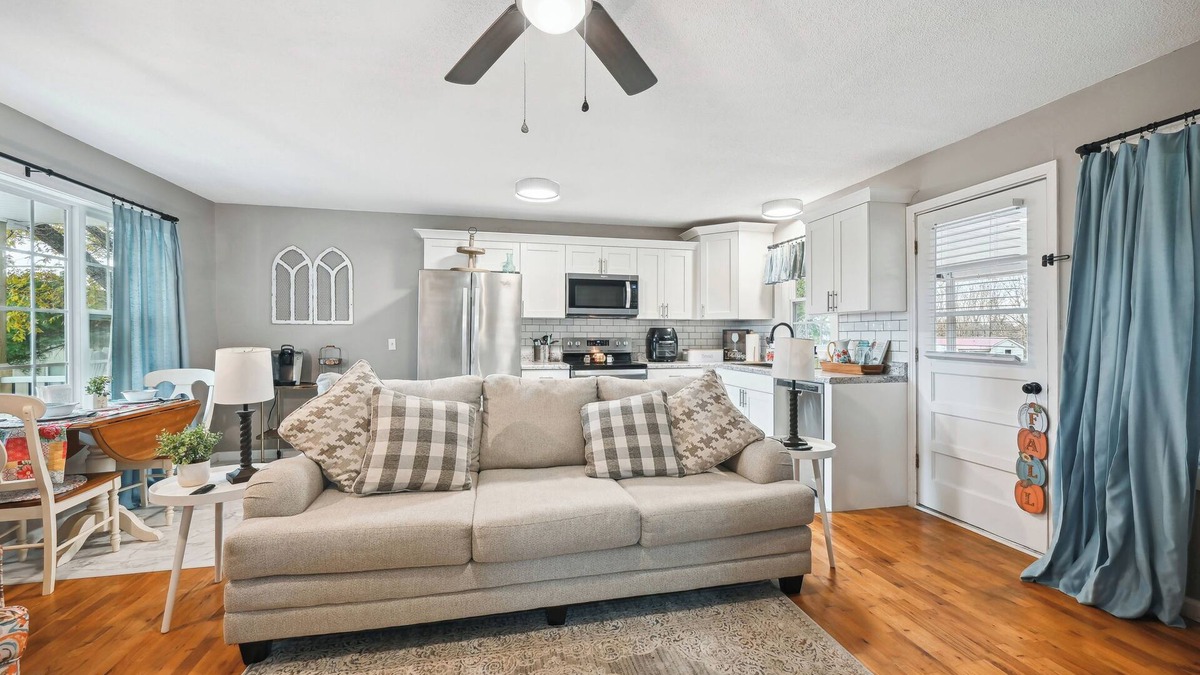 Vine Grove Cottage | Vine Grove Home w/Deck, 4 Mi to Saunders Springs!