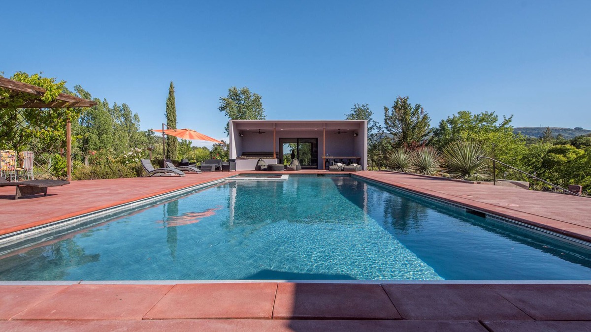 Kenwood House | Vineyard Barndo- 4 beds, POOL, TENNIS COURT, POND, GIANT CHESS & CHICKENS.