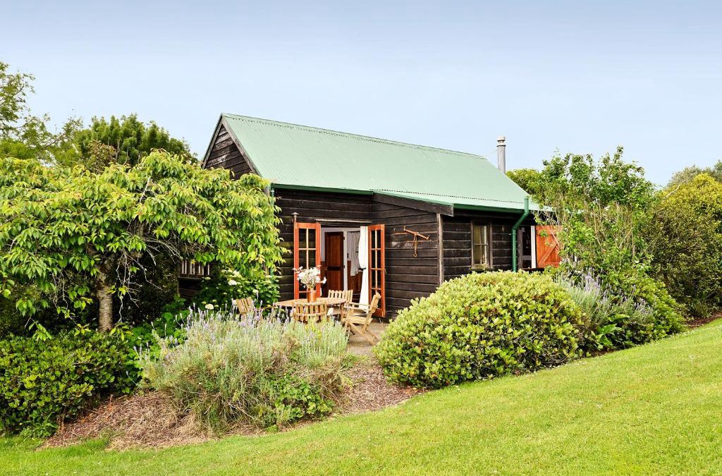 Helensville Hotel | Vineyard Cottages - Kumeu