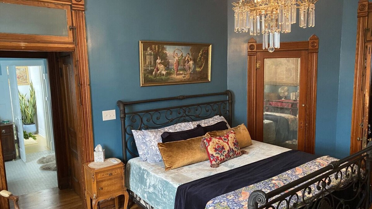 St. Joseph Bed & Breakfast | Vineyard Mansion - Emma Room - 1 King Bed