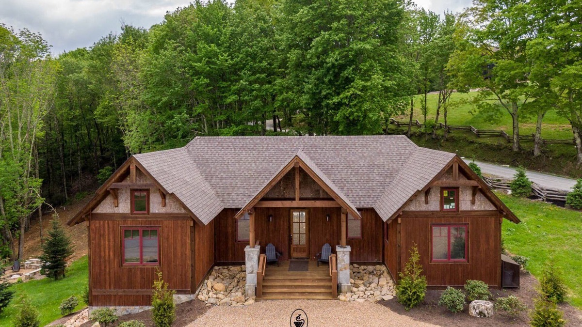 Elk Park Cabin | Vineyard Vista at Eagles Nest - walk to winery, new home
