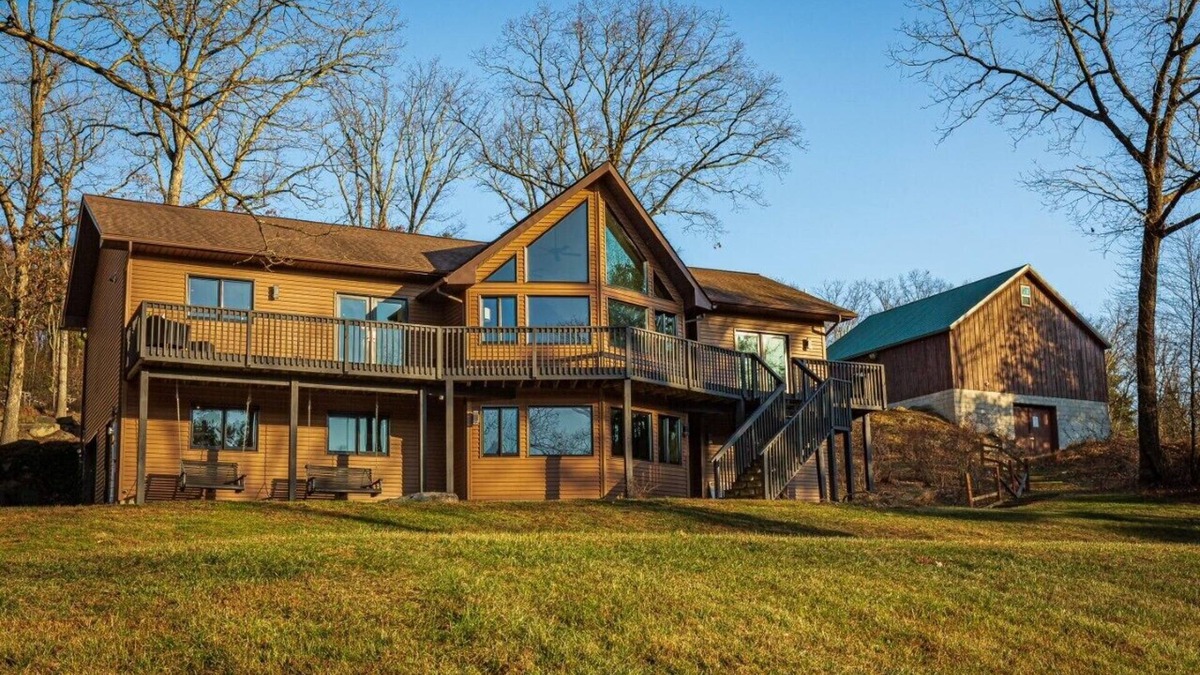 Stroudsburg Cabin | Vineyard w/mountain views - minutes to ski and waterparks