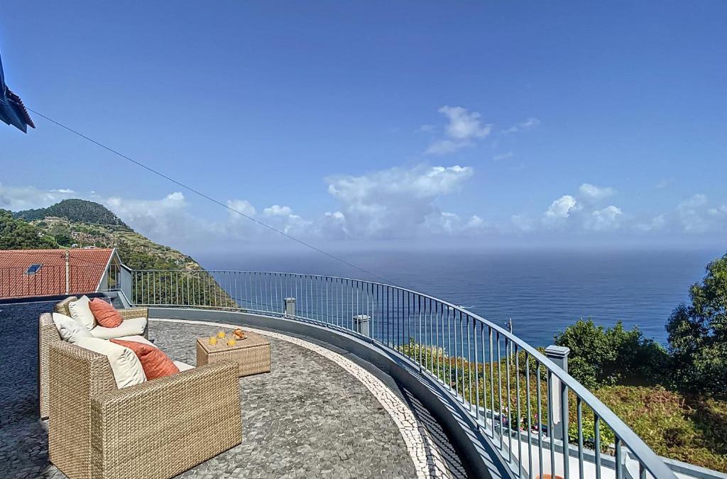 Porto Moniz House | Vinhaticos Villa by Atlantic Holiday